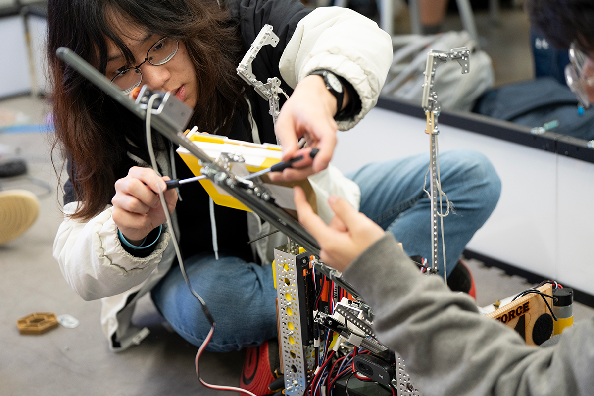 Student assembling robot mechanism